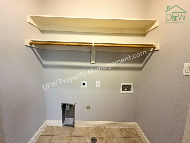 Building Photo - Elegant and Spacious 2-Bedroom Townhome with Rooftop View in Dallas