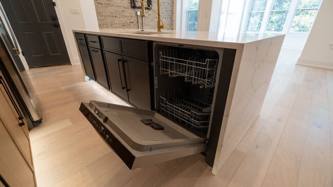 Building Photo - Stunning 3-Bedroom, 2-Bath Gem with In-Unit Washer/Dryer! Discover Uptown Living.