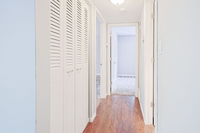 Building Photo - Spacious 2BR/1BA in Pembroke Gardens!