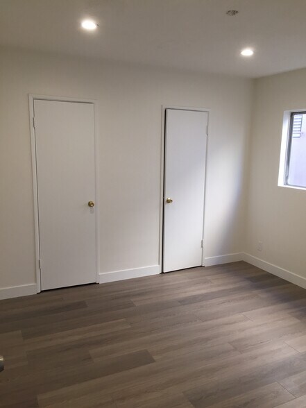 Building Photo - 954 S Barrington Ave