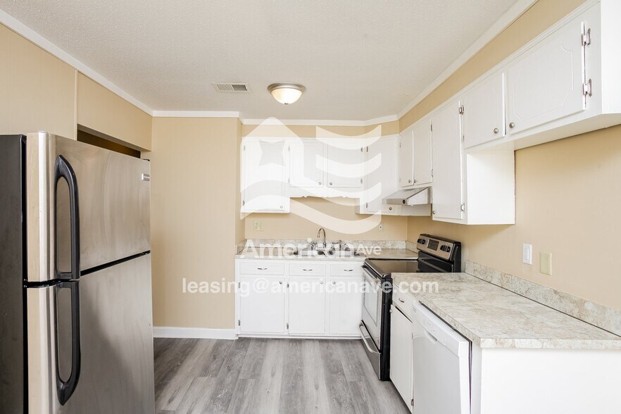 Building Photo - 517 Riverside Ln