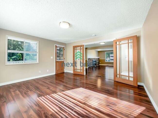 Building Photo - 5 Bed and 3 Bath Single-family Home Availa...