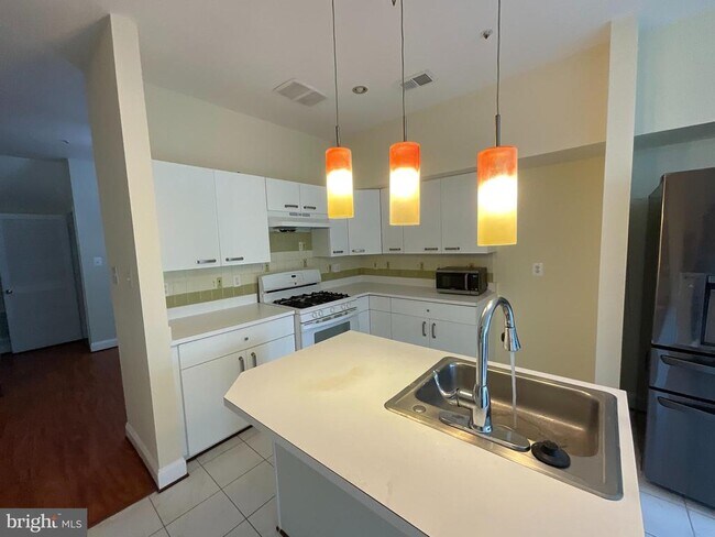 Building Photo - 9401 Royal Bonnet Terrace