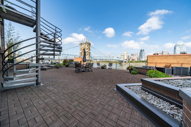 Building Photo - 1 Riverside Pl