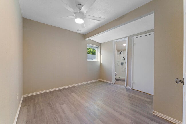 Building Photo - 2614 W Greenway Rd