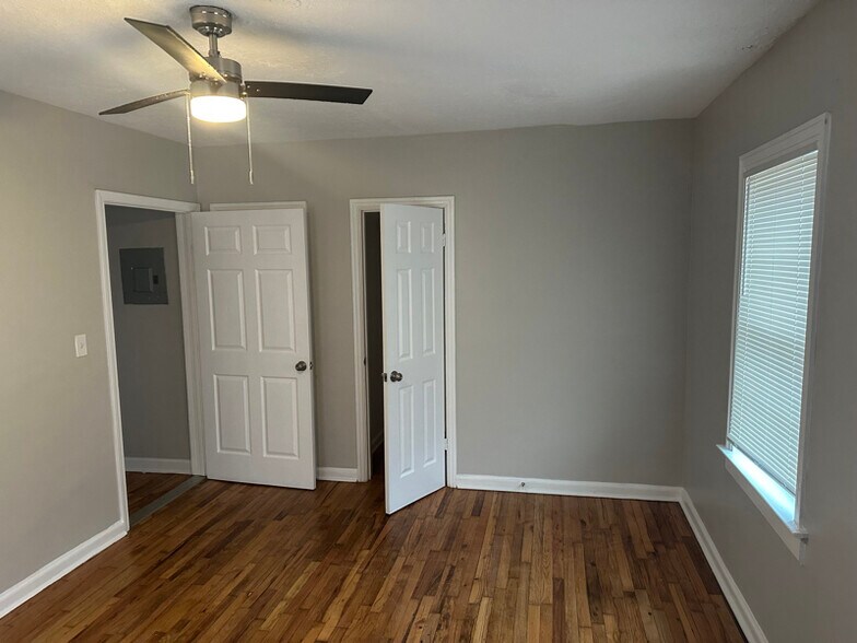 Building Photo - 1107 Graymont Dr SW