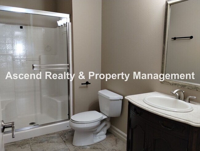 Building Photo - Elegant & Spacious 4 Bed & Bonus Home Buil...