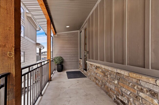 Building Photo - 6392 E 820 S