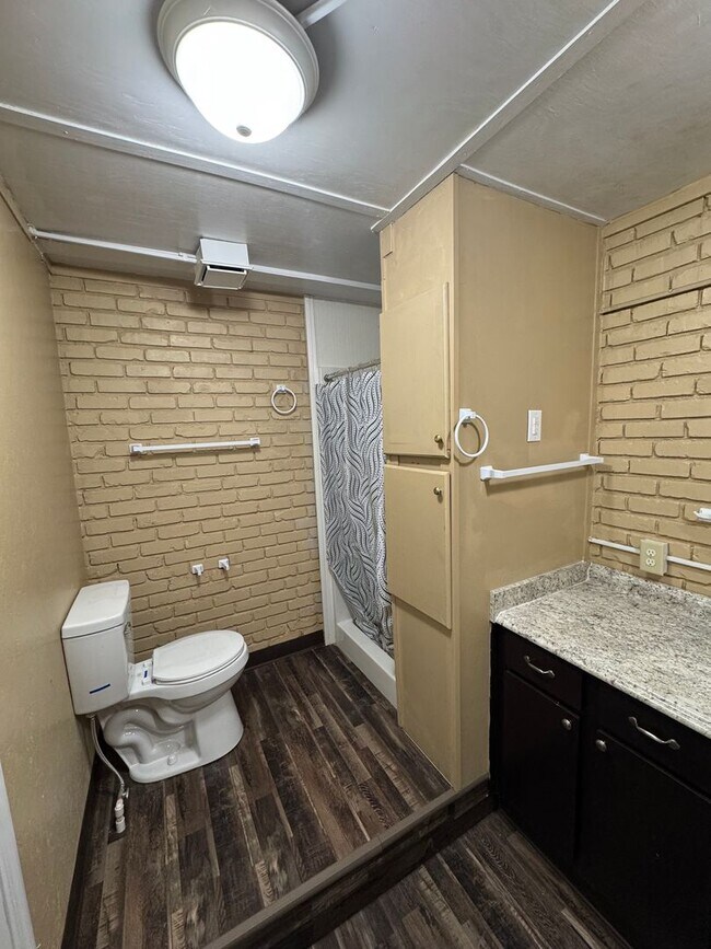 Building Photo - 3938 Cloverdale Rd