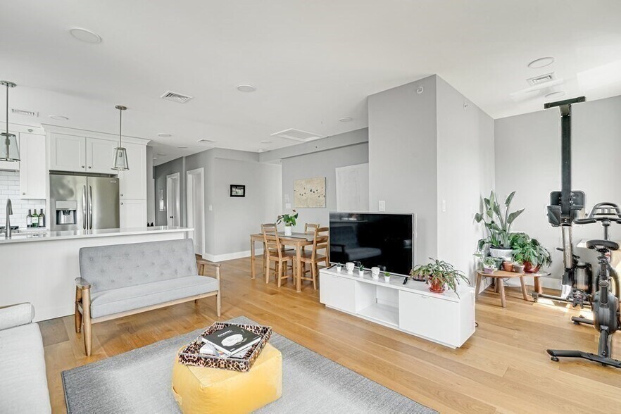 Building Photo - 19 Plymouth St