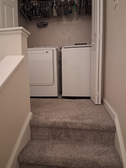 Building Photo - 423 W 8th St