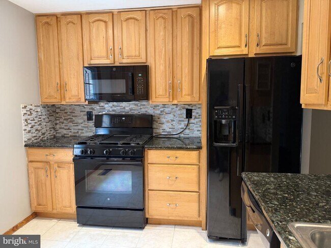 Building Photo - 553 Monet Dr
