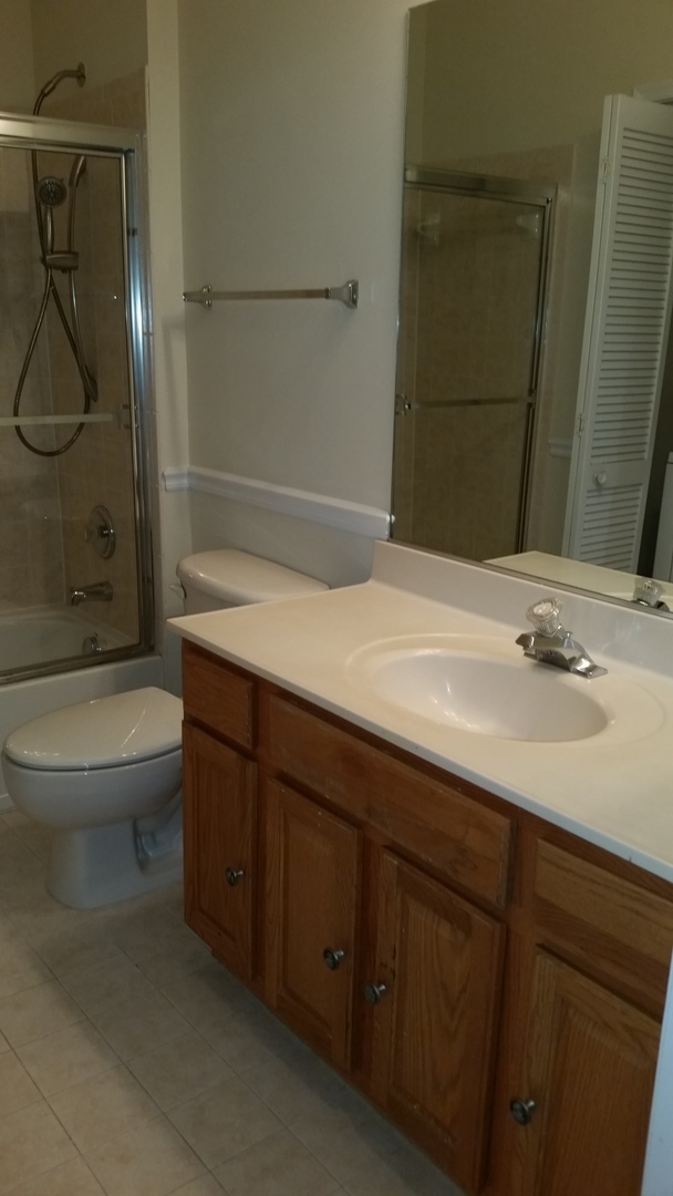 Building Photo - Beautiful 3 BR, 2 FB+2HB townhouse in King...