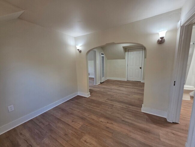 Building Photo - 124 S Lake St