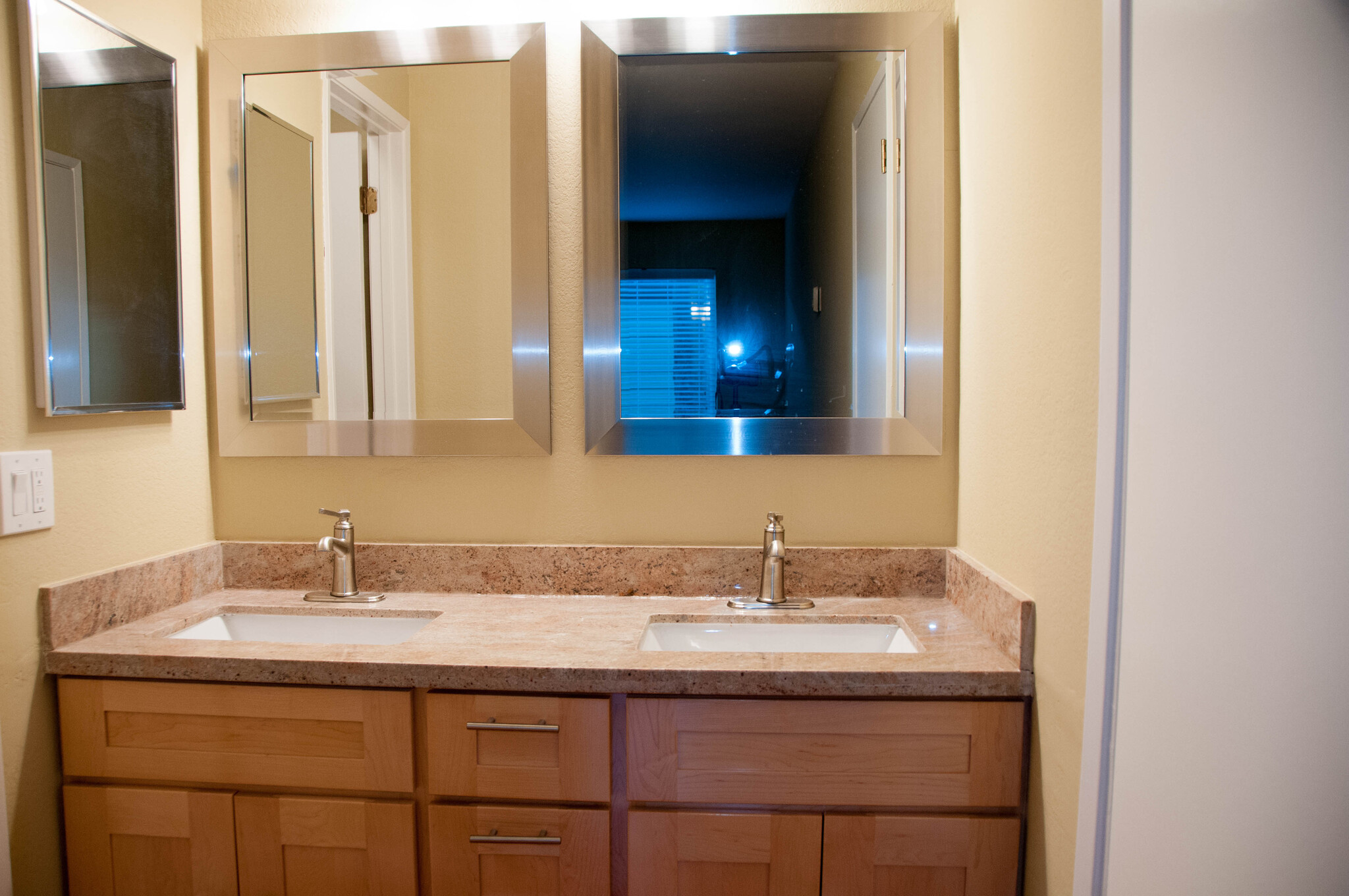 Dual sinks (master bathroom) - 905 W Middlefield Rd