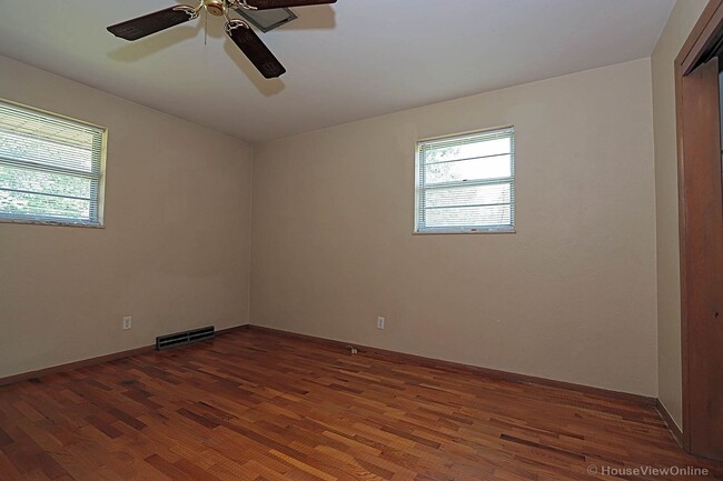 Building Photo - House Close To Campus- Available in June 2026