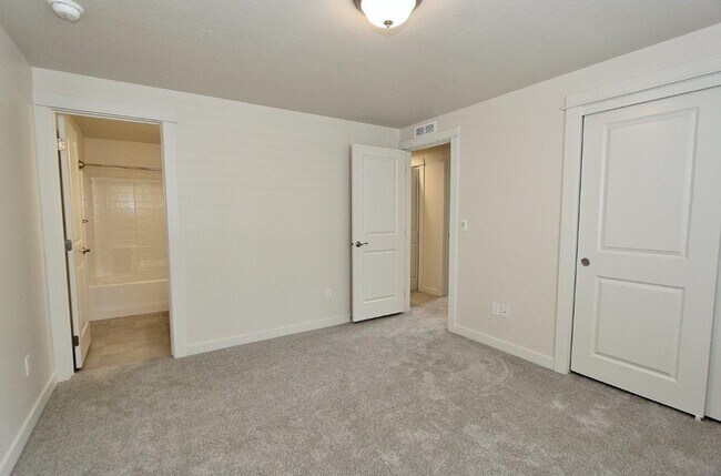 Building Photo - Immaculate Single-Level Home in a Quiet Ne...