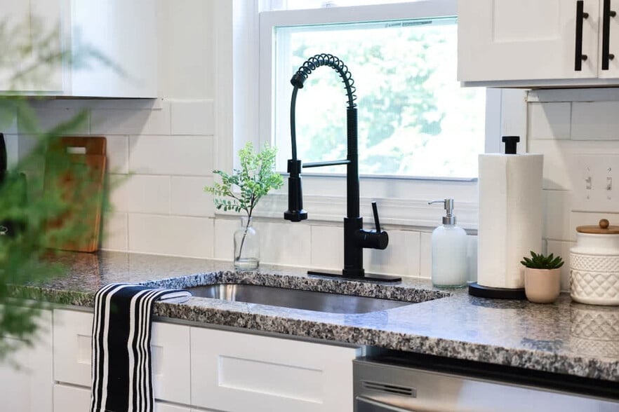 Building Photo - 729 E State St