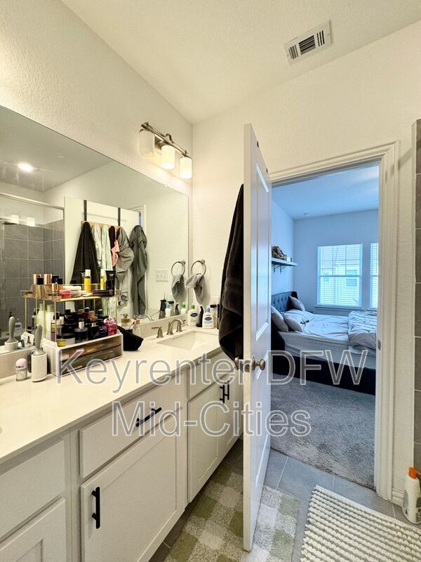 Building Photo - 9927 Tolbert St