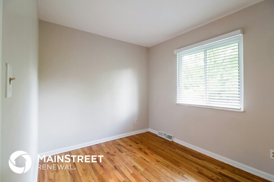Building Photo - 1848 Tamarack Cir N