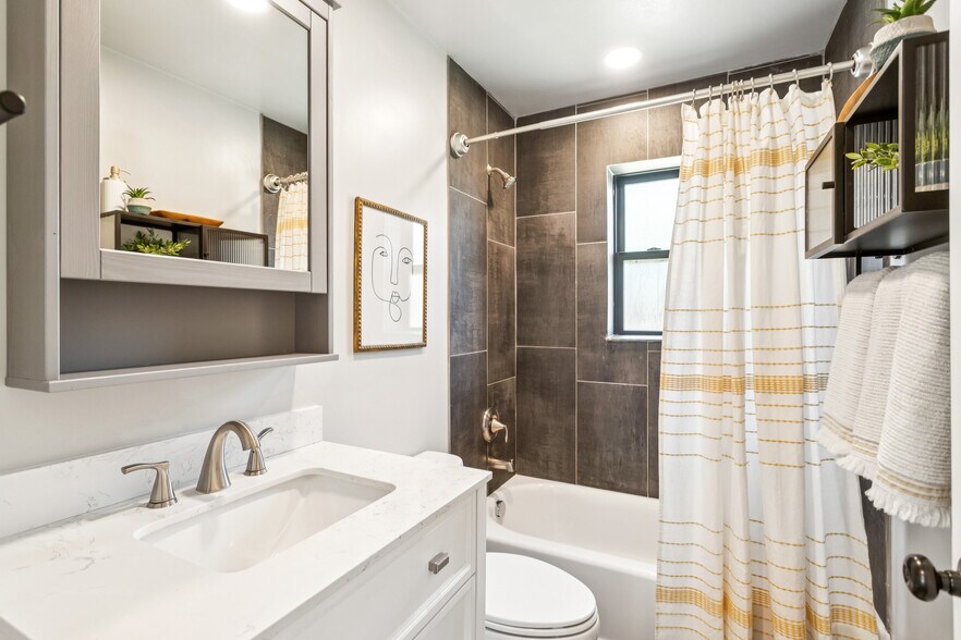 Building Photo - 983 N Poinsettia Dr