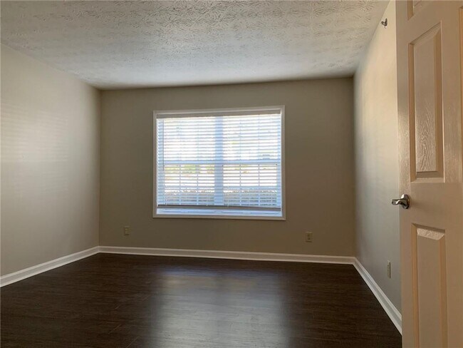 Building Photo - 4000 Riverlook Pkwy SE