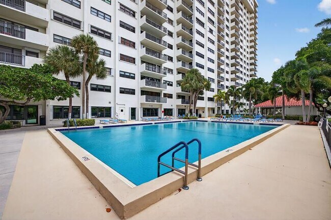 Building Photo - 3200 Port Royale Dr N