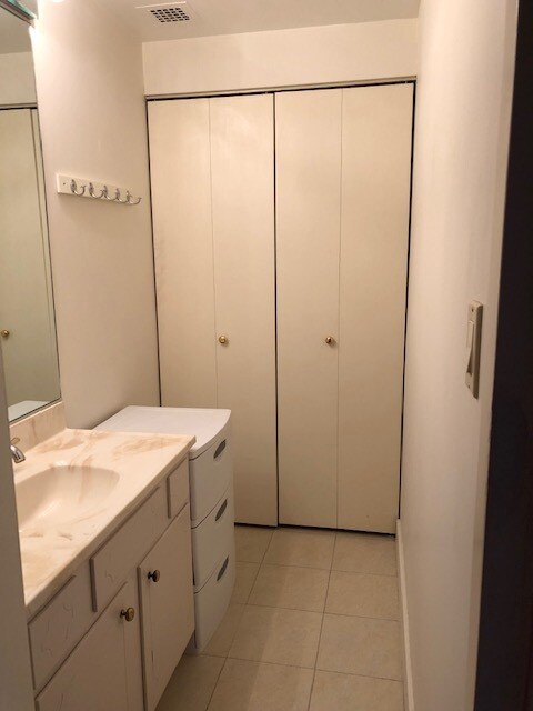 Master Bath - 1 Bratenahl Pl