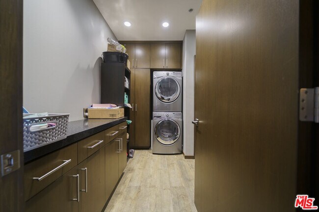 Building Photo - 1100 S Hope St