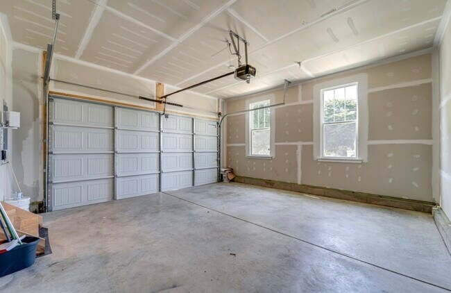 Building Photo - 7 Limox Ln