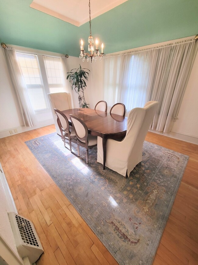 Dining room - 615 N Lawe St