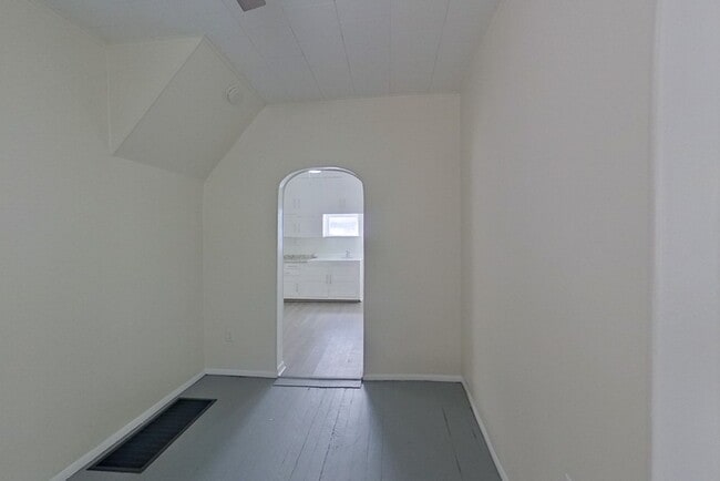 Building Photo - 1473 Thomas Ave