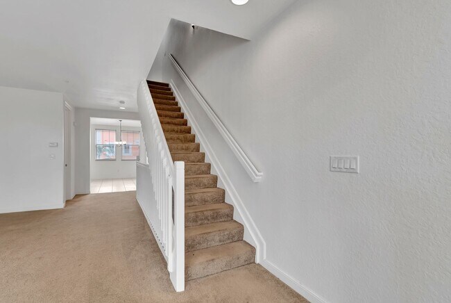 Building Photo - 4 BEDROOMS 3.5 BATHROOMS!! GATED COMMUNITY