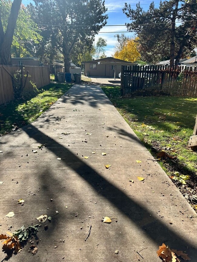 Building Photo - Updated 2-Bedroom 1 Bathroom Near Whitewat...