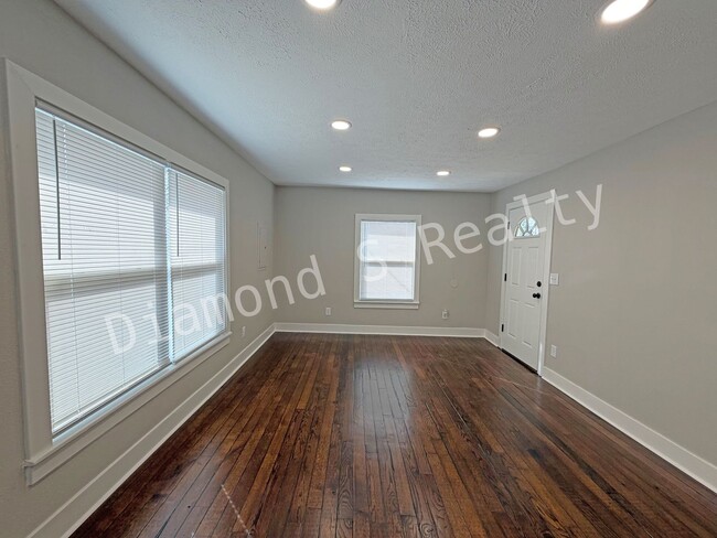 Building Photo - **Stunning Renovated 1-Bed Home Now Available**