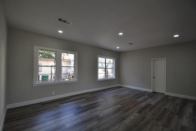 Building Photo - 7604 Avenue I