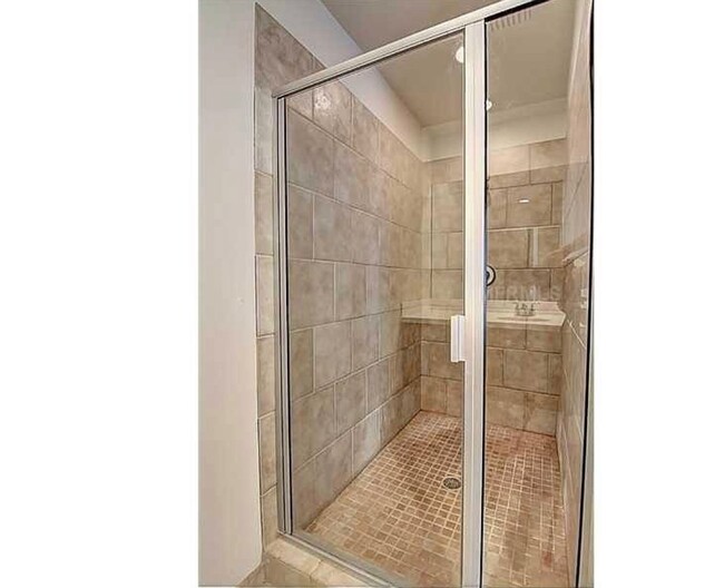 Building Photo - Freshly Painted Upscale 2/1 Condo in amazi...