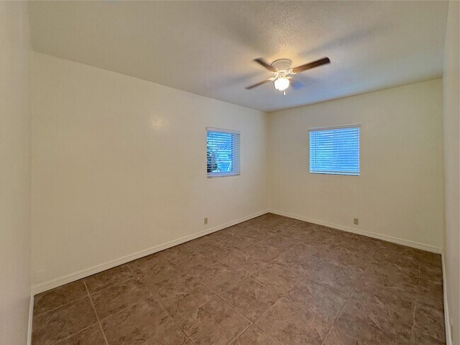 Building Photo - 1124 NE 5th Ave