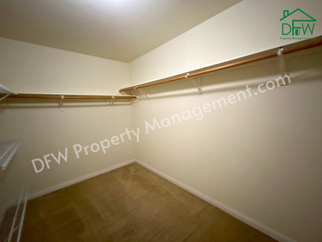 Building Photo - 10009 Iron Ridge Dr