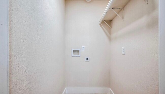 Building Photo - 5502 Hewitt Dr