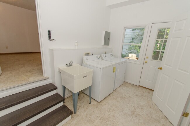 Building Photo - 3 bedroom, 2 bath home located in Green Ac...