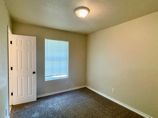 Building Photo - Charming 3 Bedroom Townhome Near Medical Center and Ingram Park