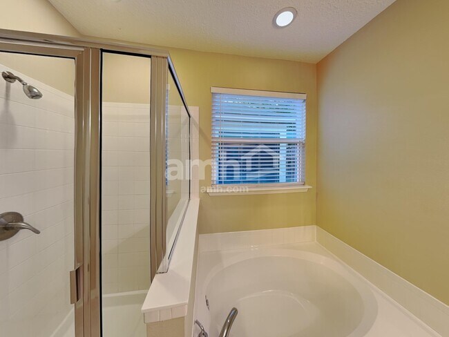 Building Photo - 500 Glendale Ln