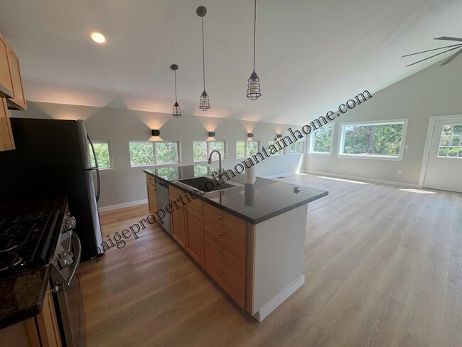 Building Photo - 133 CR 606