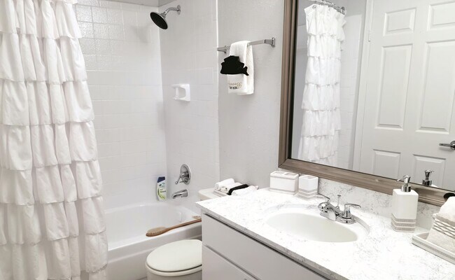Building Photo - Luxury Features + 6 Weeks Free Rent | Don’...