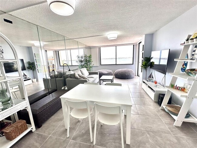 Building Photo - 6361 Bahia Del Mar Blvd S