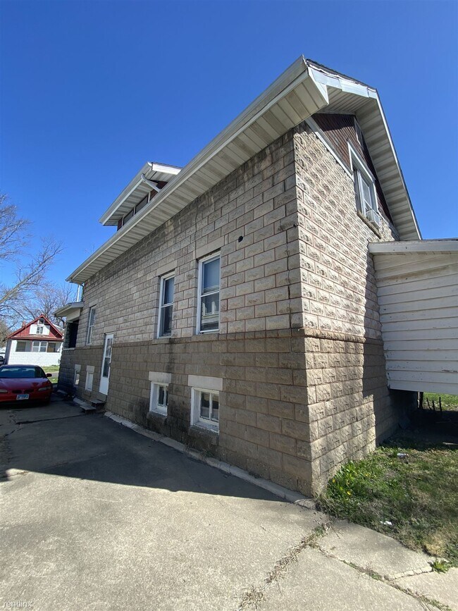 Building Photo - 3 br, 1 bath House - 902 West McClure Avenue