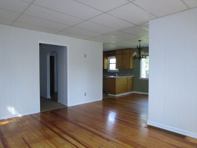 Building Photo - Beautiful Home with a Garage and Partially Fenced Yard