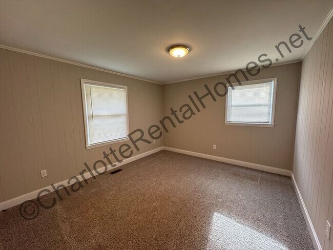 Building Photo - Nice updated brick ranch home