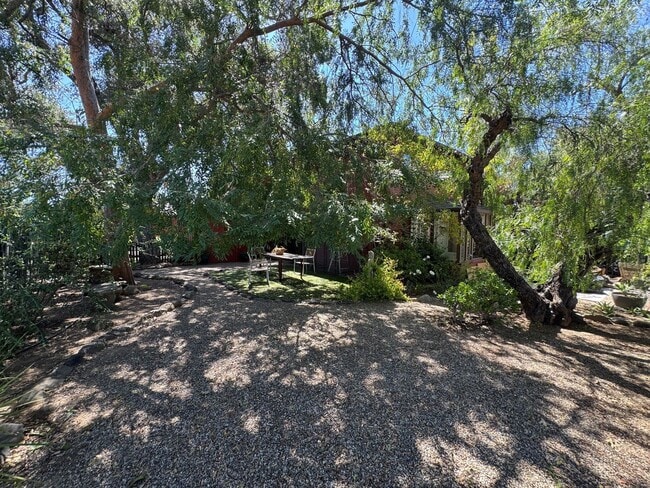 Building Photo - Charming 2 Bedroom Ojai Home with All Utilities Included
